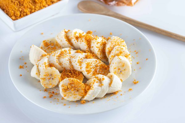 banana em rodelas com casca de caqui orgânico em pó